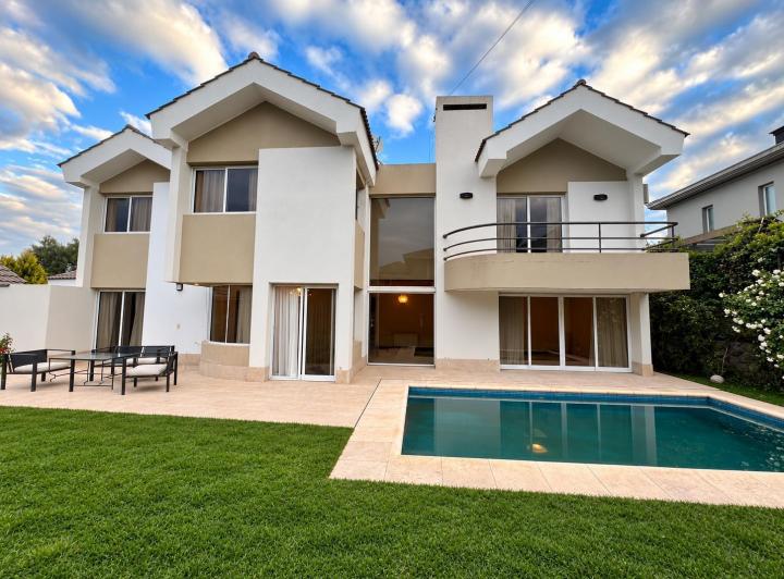 Casa · 400m² · 9 Ambientes · 2 Cocheras