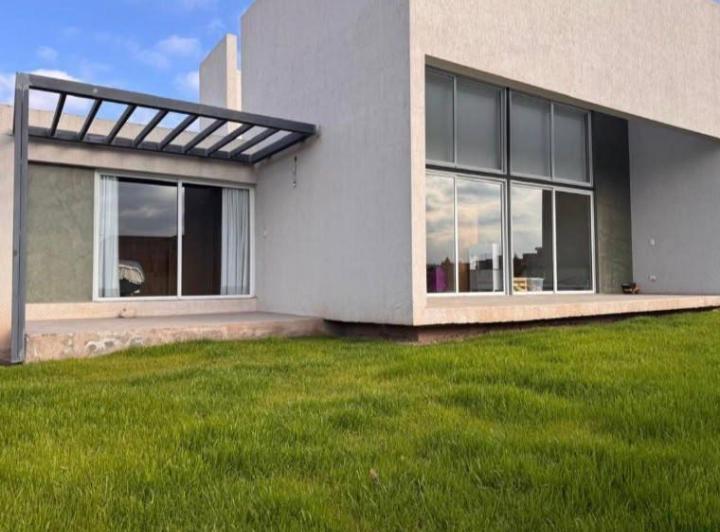 Casa · 200m² · 5 Ambientes · 2 Cocheras