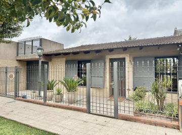 Casa · 180m² · 4 Ambientes · 1 Cochera · Casa en Venta de 2 Dorm.. Galería Cubierta con Parrilla. Amplio Patio. con Cochera. Zárate