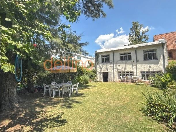 Casa · 240m² · 5 Ambientes · 2 Cocheras