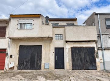 Casa · 150m² · 8 Ambientes · 2 Cocheras · Tres Departamentos Venta en Block Alzaga 2219 (Remedios de Escalada)