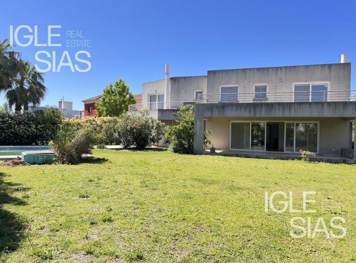 Casa · 330m² · 5 Ambientes · 2 Cocheras