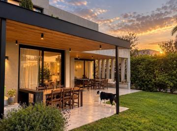 Casa · 310m² · 5 Ambientes · 2 Cocheras · Hermosa Casa en Alquiler de Verano en Barrancas de Santa Maria, Tigre