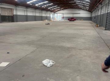 Bodega-Galpón · 1950m² · 4 Ambientes · Galpon en Alquiler en Rosario