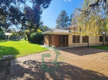 Quinta vacacional · 490m² · 5 Ambientes · 7 Cocheras · Venta Casa Qunta 4 Amb - Villa Luzuriaga. Buena Ubicación.