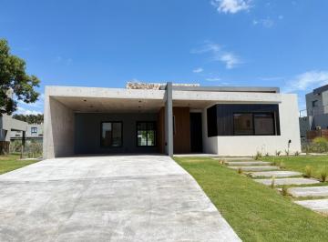 Casa · 903m² · 5 Ambientes · 4 Cocheras · Casa en La Calesa