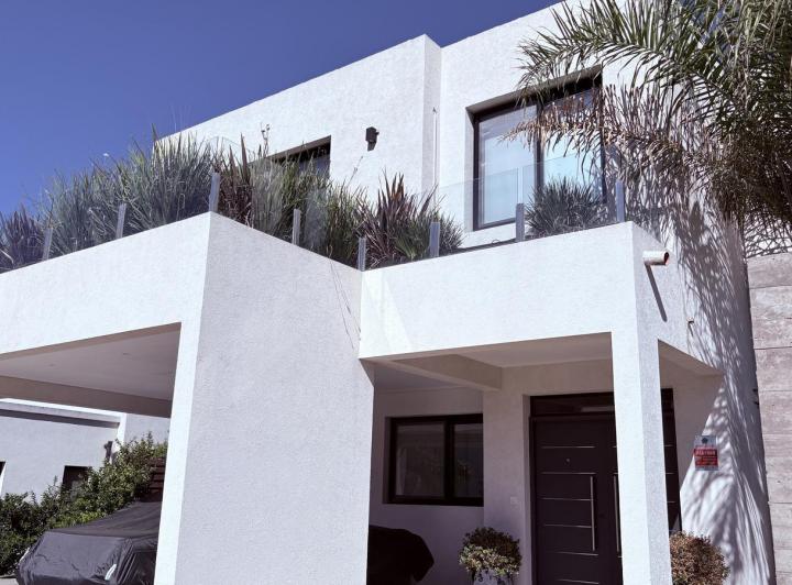 Casa · 250m² · 6 Ambientes · 2 Cocheras