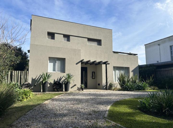 Casa · 230m² · 6 Ambientes · 3 Cocheras