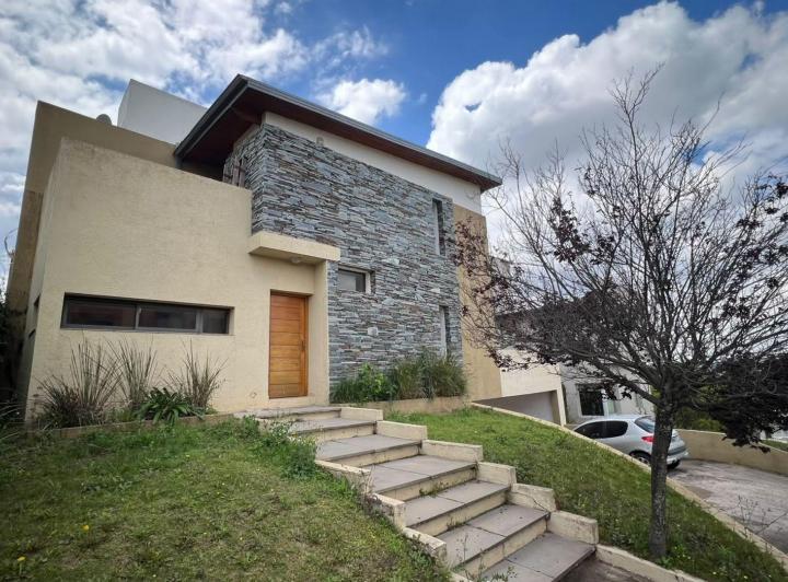 Casa · 254m² · 5 Ambientes · 2 Cocheras