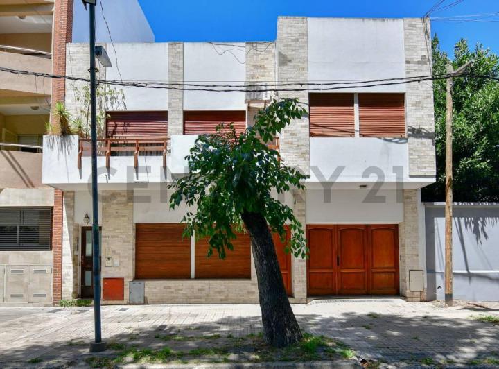 Casa · 170m² · 3 Ambientes · 2 Cocheras