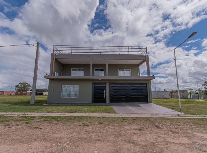 Casa · 180m² · 8 Ambientes