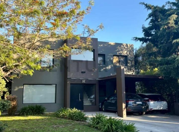 Casa · 190m² · 8 Ambientes · 2 Cocheras