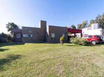 Casa · 126m² · 4 Ambientes · 1 Cochera · Venta Casa en Campo Daromy San Vicente C/escritura