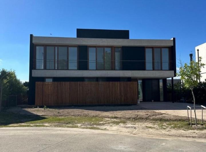 Casa · 252m² · 5 Ambientes · 1 Cochera