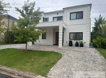 Casa · 255m² · 6 Ambientes · 3 Cocheras · Casa en Las Tipas