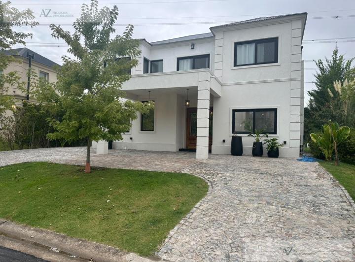Casa · 255m² · 6 Ambientes · 3 Cocheras