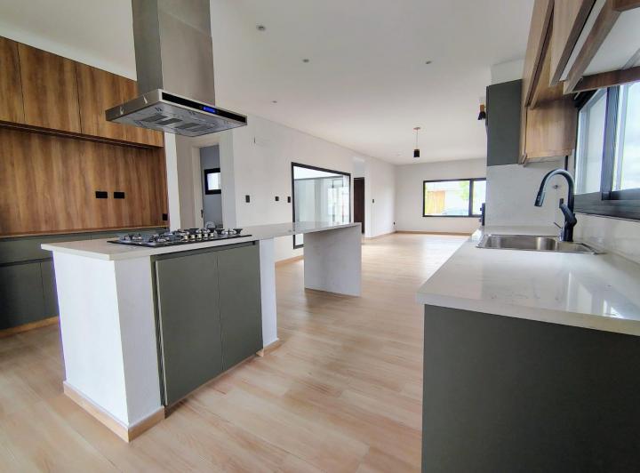 Casa · 172m² · 5 Ambientes · 4 Cocheras