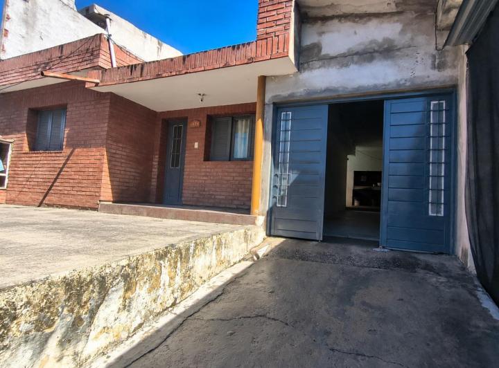 Casa · 216m² · 8 Ambientes · 3 Cocheras