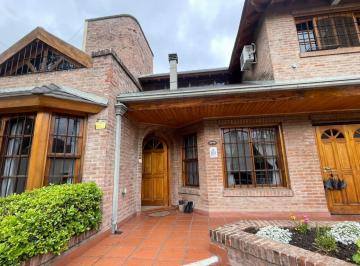 Casa · 225m² · 5 Ambientes · 1 Cochera · Casa en Alquiler Temporal