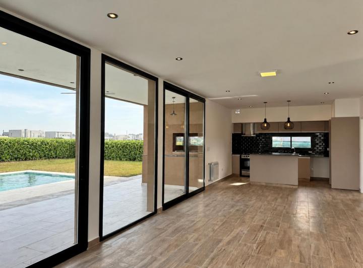 Casa · 190m² · 6 Ambientes · 4 Cocheras