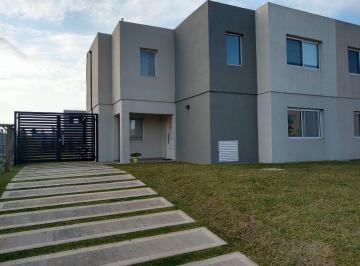 Casa · 120m² · 5 Ambientes · 2 Cocheras · Casa Ampliada en Bº Abierto Casas de Santa Ana, 3 Dorm. y Escritorio, Piscina y Riego