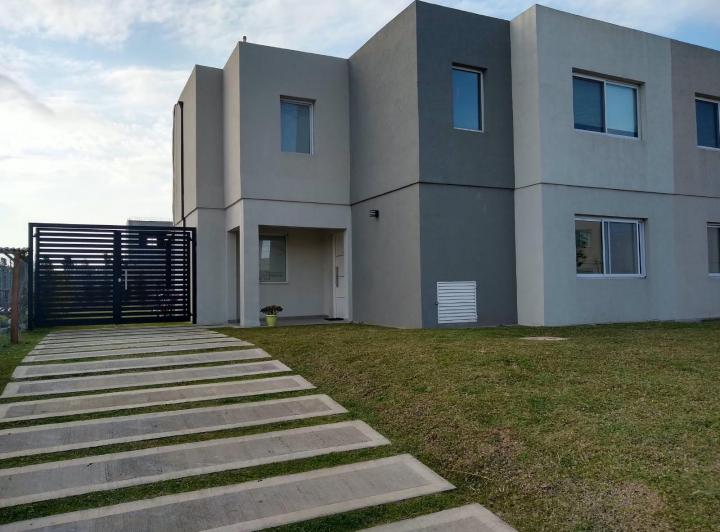 Casa · 120m² · 5 Ambientes · 2 Cocheras