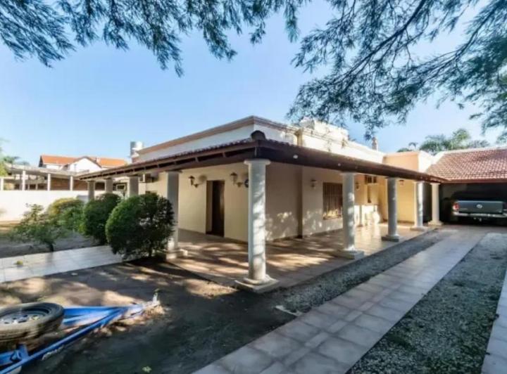 Casa · 500m² · 6 Ambientes · 2 Cocheras