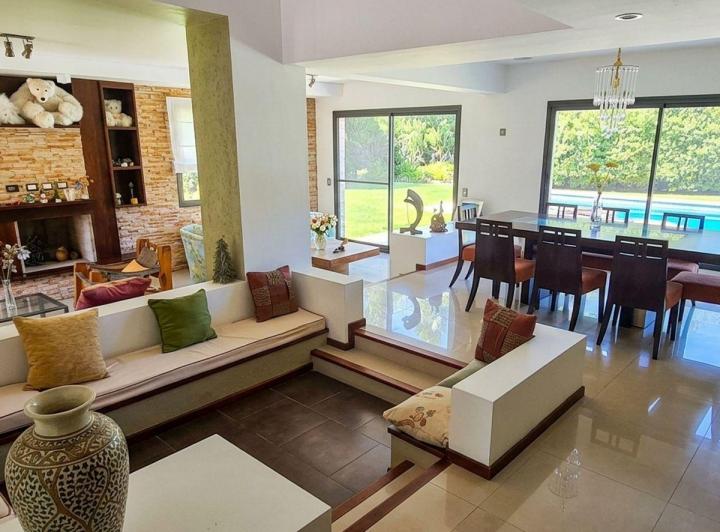 Casa · 315m² · 8 Ambientes · 2 Cocheras
