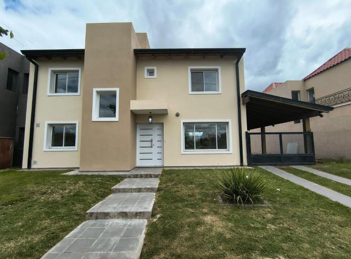 Casa · 158m² · 4 Ambientes · 2 Cocheras