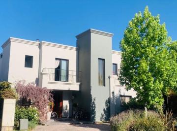Casa de 7 ambientes, Maipú · Casa en Alquiler - Barrio Villa Atilia