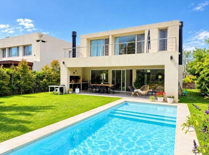 Casa · 240m² · 7 Ambientes · 1 Cochera
