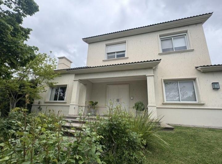 Casa · 350m² · 6 Ambientes · 3 Cocheras