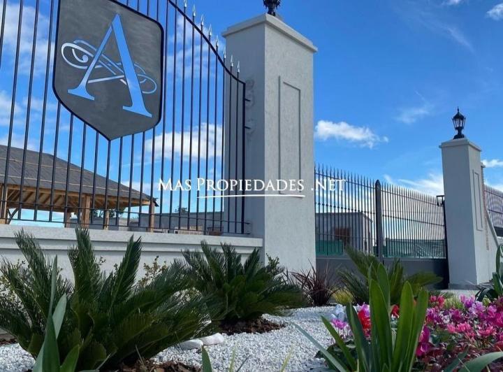 Terreno · 704m²