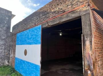 Bodega-Galpón · 120m² · Galpón en Alquiler con Amplio Patio Delantero