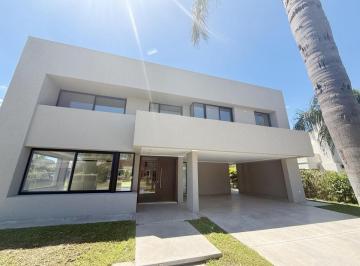 Casa · 254m² · 5 Ambientes · 2 Cocheras · Casa en Cadaques (Funes Hills)
