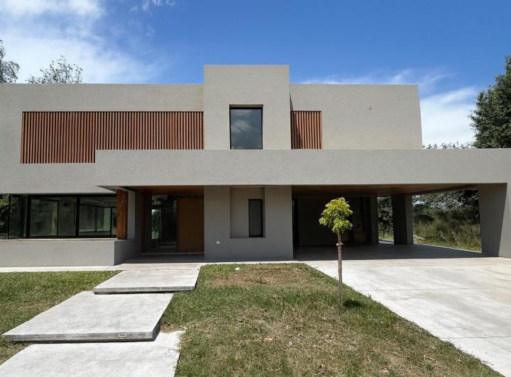 Casa · 332m² · 6 Ambientes · 2 Cocheras