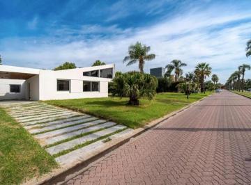 Casa · 207m² · 6 Ambientes · 1 Cochera · Casa en Miraflores (Funes Hills)
