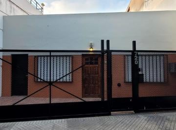 Casa · 88m² · 4 Ambientes · 1 Cochera · Casa Al Frente con Patio, Terraza y Cochera