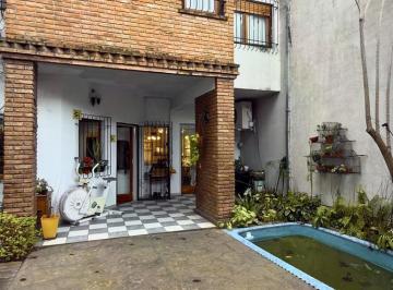 Casa · 215m² · 4 Ambientes · 1 Cochera · Monte Castro: Casa 4 Amb, 3 Dorm, Quincho y Pileta - Lascano
