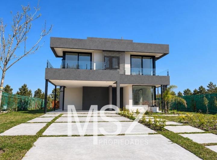 Casa · 841m² · 9 Ambientes · 2 Cocheras