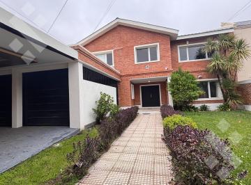 Casa · 395m² · 11 Ambientes · 1 Cochera · Venta Casa Nivel Gerencial 5 Dorm. Calle Los Cipreses 1600