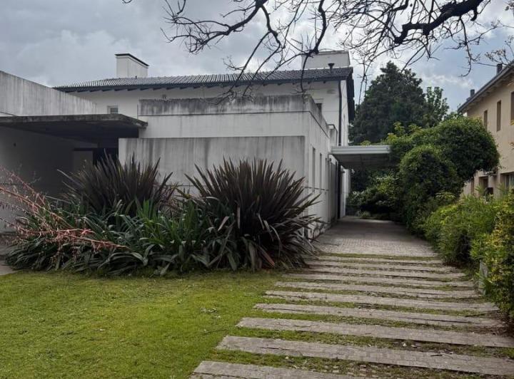 Casa · 360m² · 5 Ambientes · 2 Cocheras