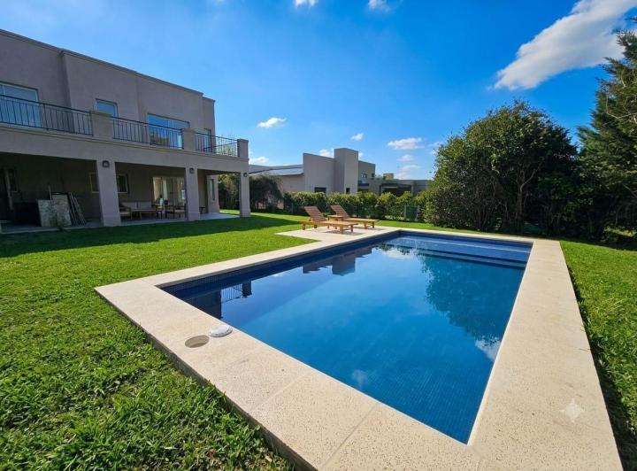 Casa · 200m² · 6 Ambientes · 4 Cocheras