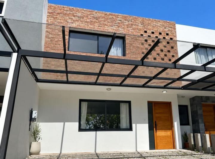 Casa · 180m² · 6 Ambientes · 2 Cocheras