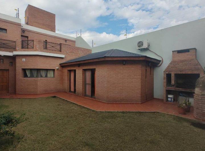 Casa · 180m² · 4 Ambientes · 2 Cocheras
