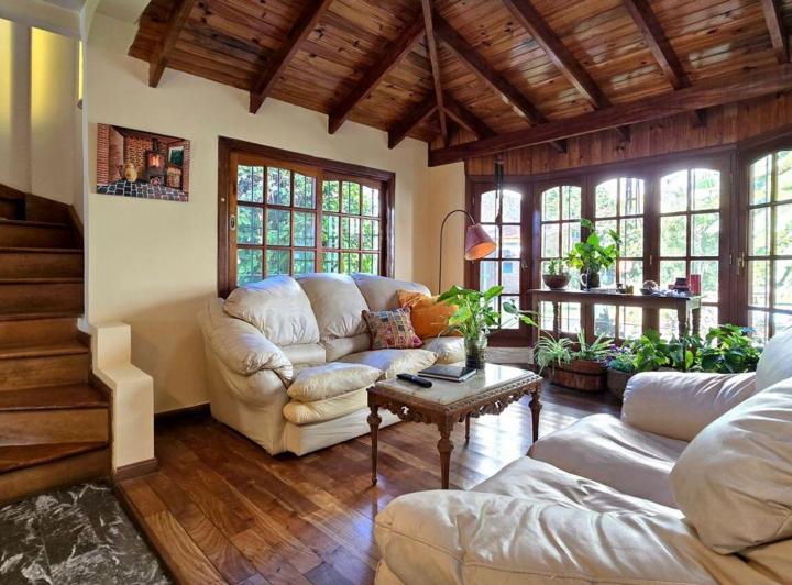 Casa · 240m² · 6 Ambientes · 3 Cocheras