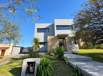 Casa · 257m² · 8 Ambientes · 1 Cochera · Venta Casa Terrazas de Villa Allende