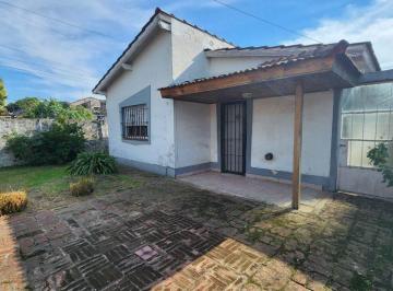Casa · 85m² · 4 Ambientes · 1 Cochera · Casa 4 Amb Venta en Burzaco C/cochera y Gran Lote