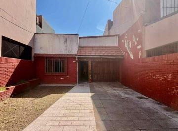 Casa · 127m² · 3 Ambientes · 1 Cochera · Casa a Refaccionar con Jardín, Garage Fdo. Libre