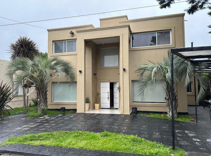 Casa · 144m² · 5 Ambientes · 2 Cocheras